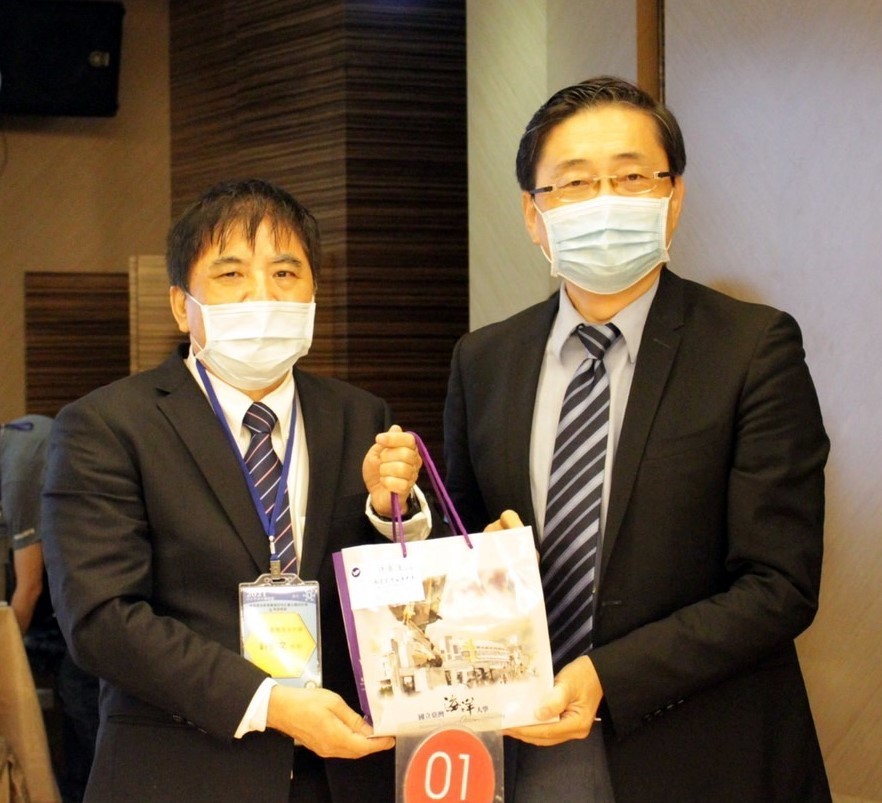 President Hsu of NTOU presents President Chao of NDHU with NTOU developed products.